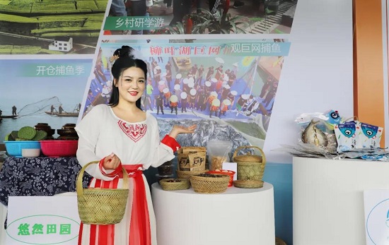 太阳谷本土网红胡郡推介自家的“悠然田园”产品