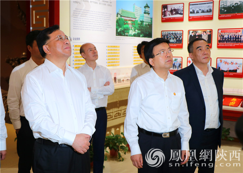 签约仪式前，与会领导参观了陕建博物馆