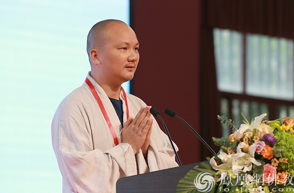 仁天法师宣讲“如何安顿身心”（图片来源：凤凰网佛教）
