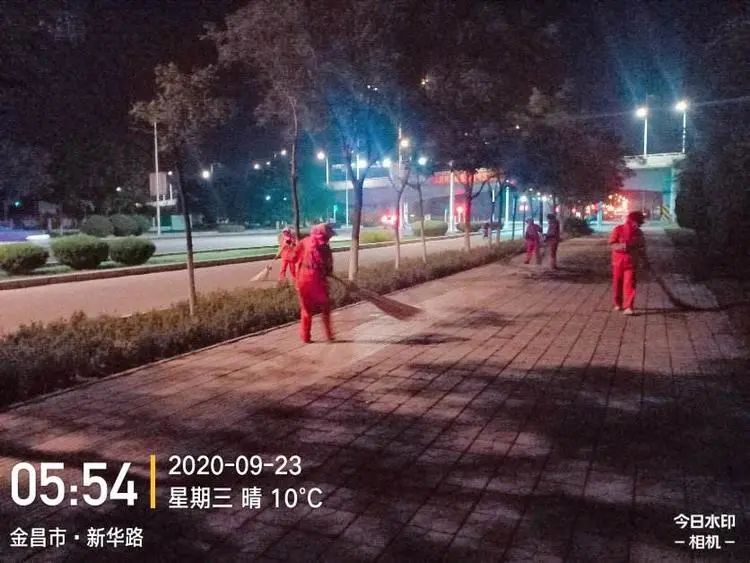 雨中守护者城市清道夫 金昌“橙色精灵”清淤忙