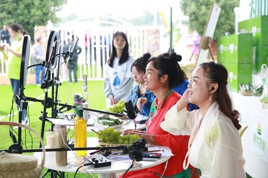 柳叶湖双创空间派出的网红直播团队在太阳谷进行线上销售