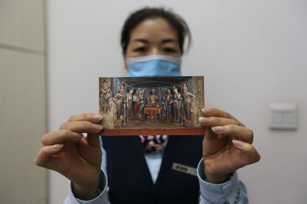 9月26日，在中国集邮专卖店兰州市平凉路店，工作人员展示小型张。