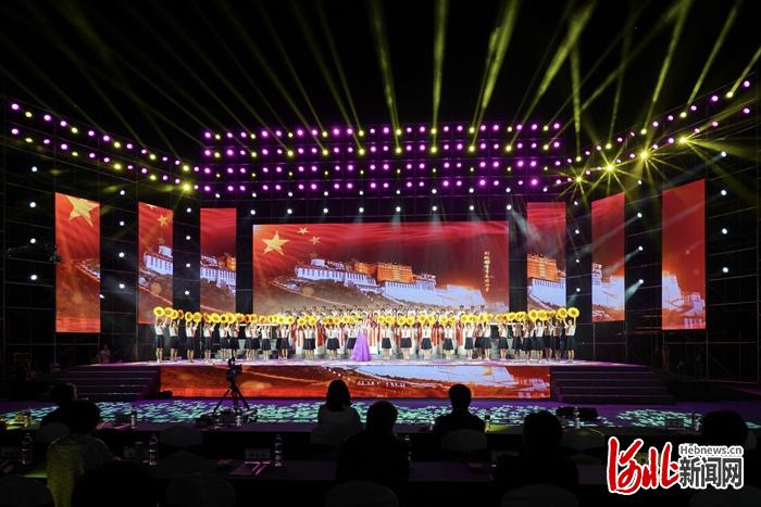 9月19日晚,邢台市第四届旅发大会在沙河市红石沟景区启幕。 图为演出活动现场 杜船摄