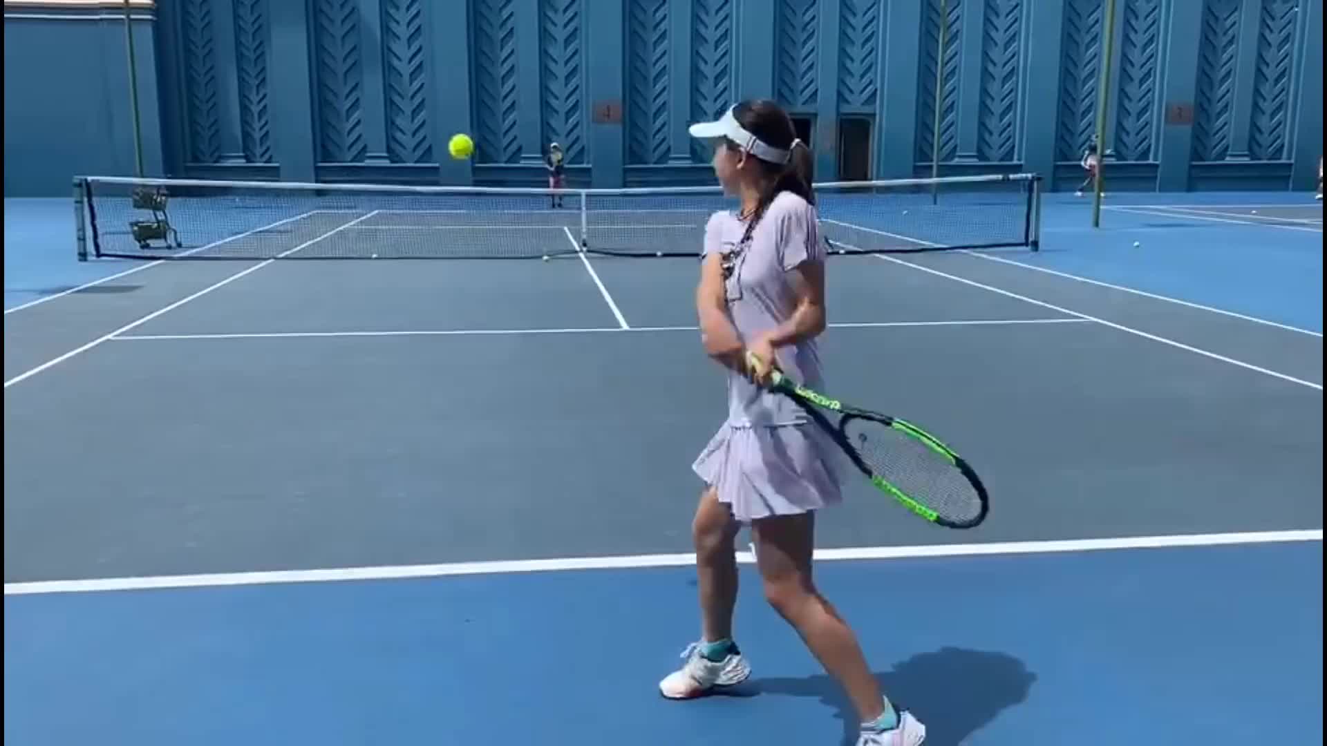 森碟打网球身手矫健随爸爸,不愧是运动员的女儿!