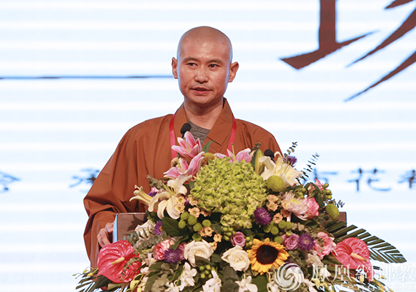 法世法师宣讲“如何建立信仰”(图片来源:凤凰网佛教)