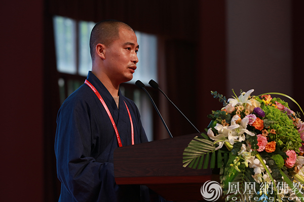 海通法师宣讲“如何利益众生”（图片来源：凤凰网佛教）
