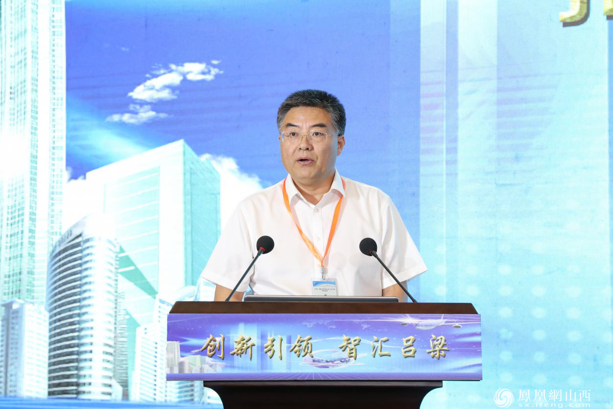 图为吕梁市委常委、市委秘书长、统战部部长乔晓峰讲话