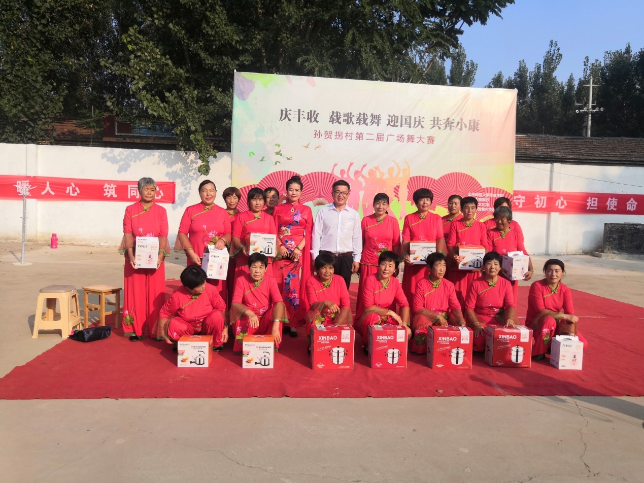 第一书记丁同楼和获奖演员合影