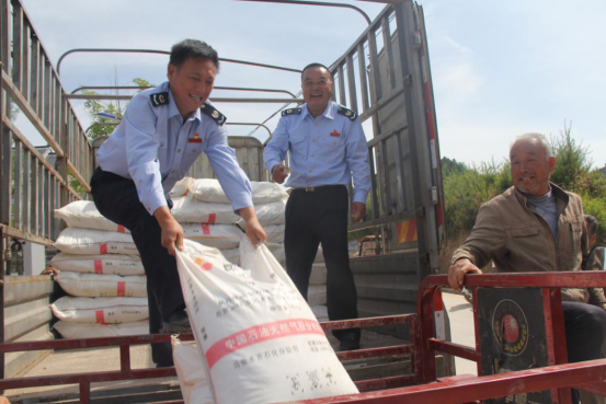 税务帮扶,为贫困户送去化肥