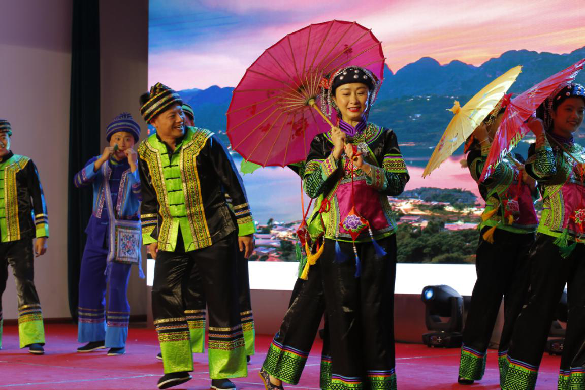 ▲布依风情表演《浪 哨》