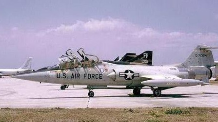 台海空战历史：台军派F-104战机侦查大陆，解放军歼6战机升空拦截