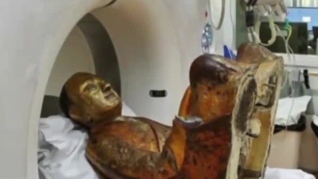 荷兰医生用CT扫描完这尊佛像后，在佛像中发现了“神秘遗体”