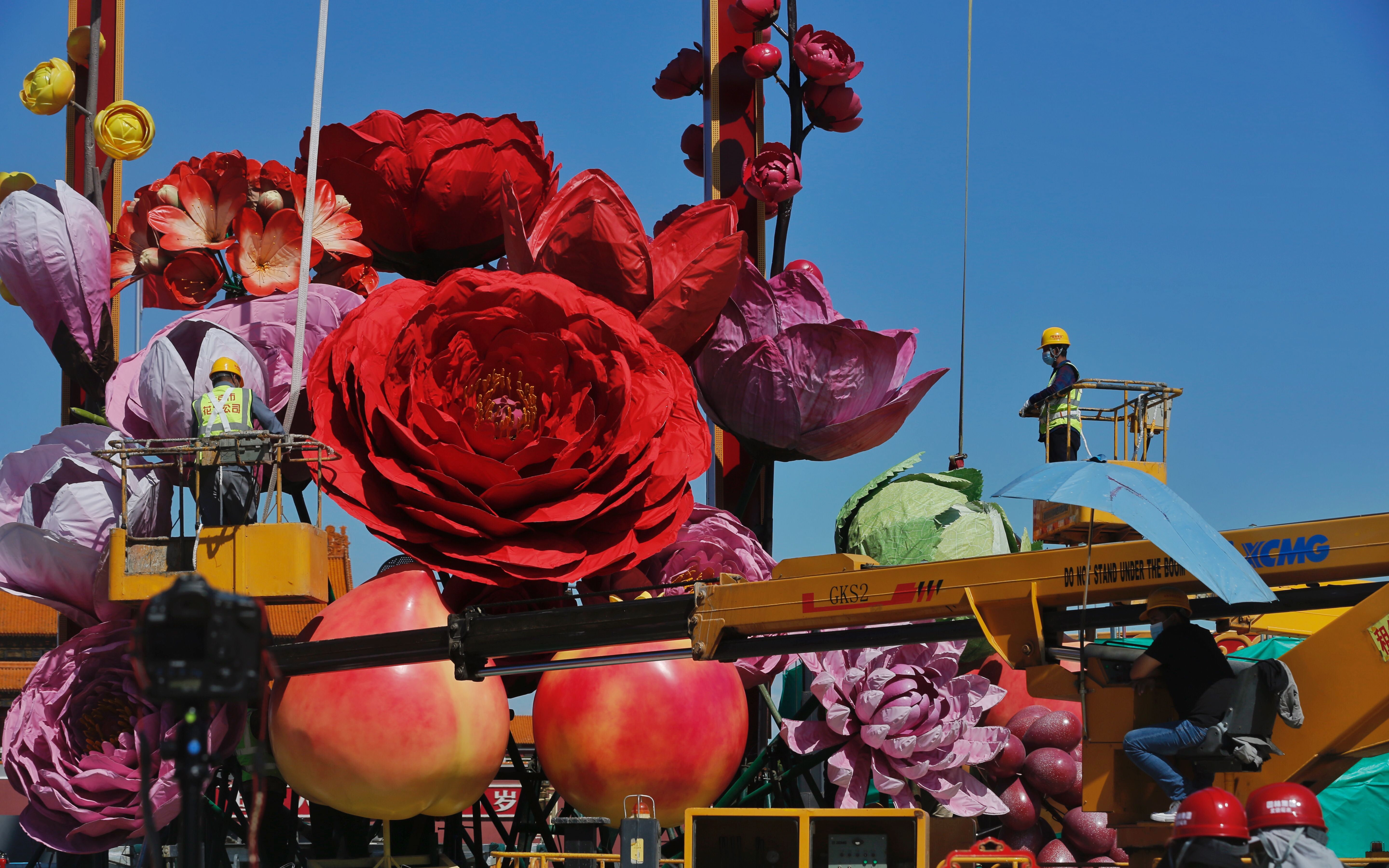 18日,工作人员对吊装好的花卉组件进行安装固定。新京报记者 侯少卿 摄