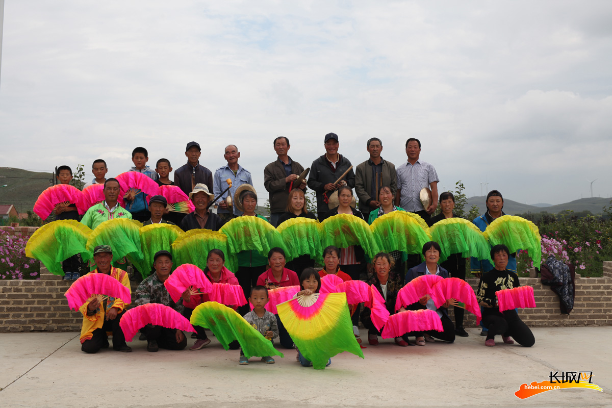 碾盘沟村组织成立了秧歌队。