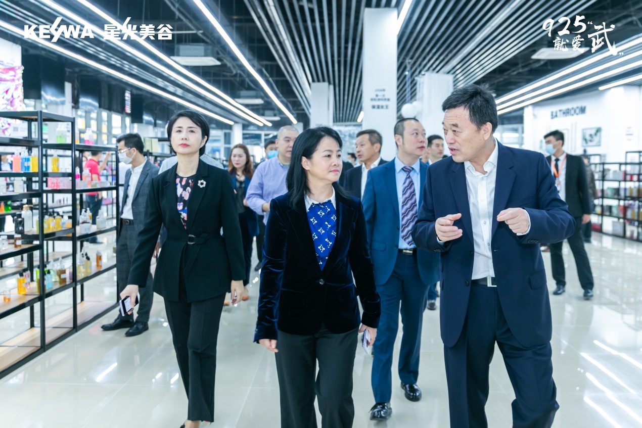 武汉市市委常委,统战部部长杨玲,武汉市汉阳区区委书记徐丽等各级政府