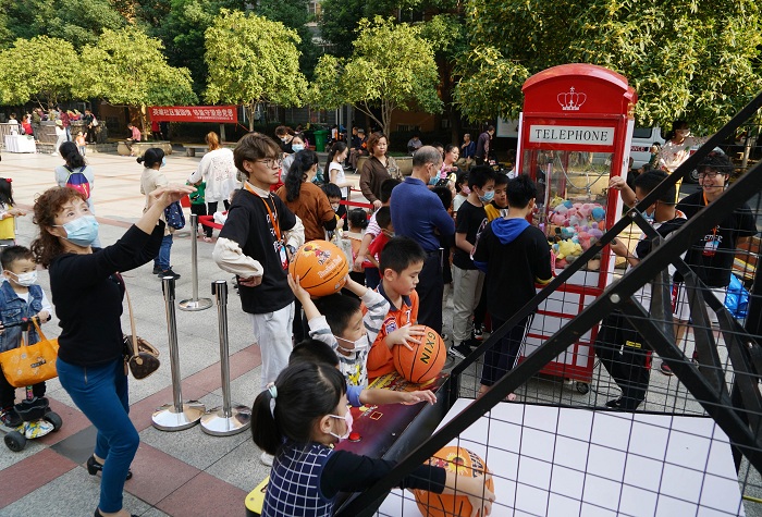 秀才艺、道感恩、逛市集 东湖新城社区邻里节热闹有爱