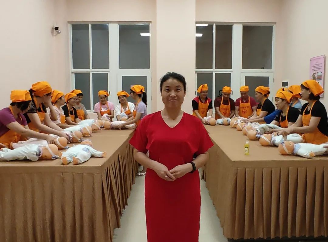 她报名参加了育婴员培训课程,2011年培训结束后,秦红艳从最基础的家政