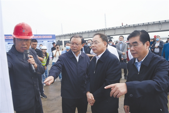 市長丁繡峰陪同劉振芳到水曹鐵路接軌遷曹鐵路曹南線施工現場實地考察