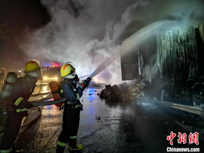 事故现场，消防员正在灭火救援。广东省消防救援总队供图