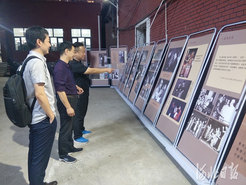 “纪念李桂春先生诞辰135周年暨李少春京剧艺术巡回展览”正在河北梆子剧院外举行。河北省河北梆子剧院供图