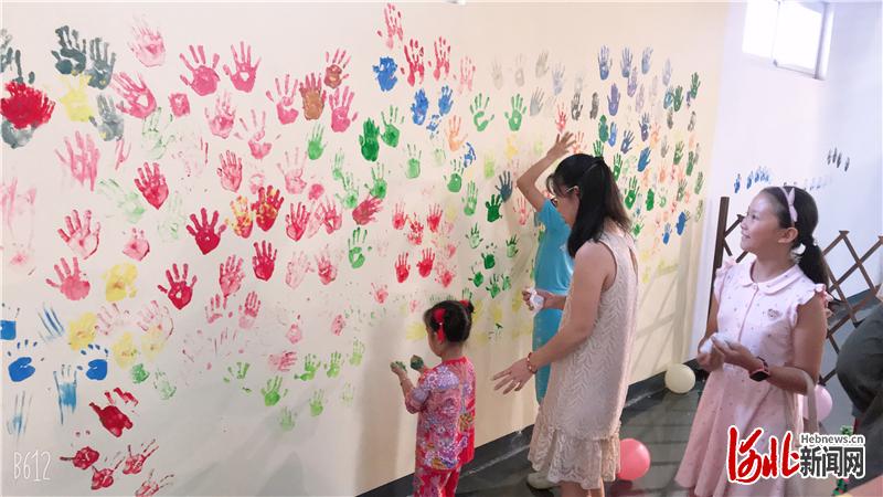 月6日, 首家社区亲子阅读馆开业,居民在馆内墙壁上留下自己的彩色掌印