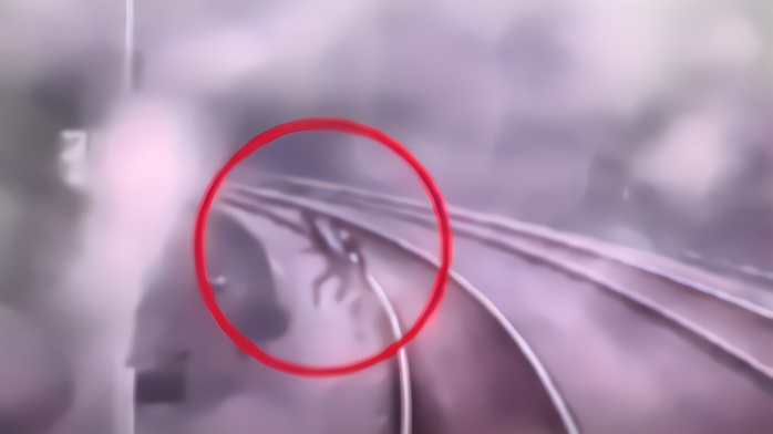 广西2名男孩为拍视频闯入铁轨逼停动车