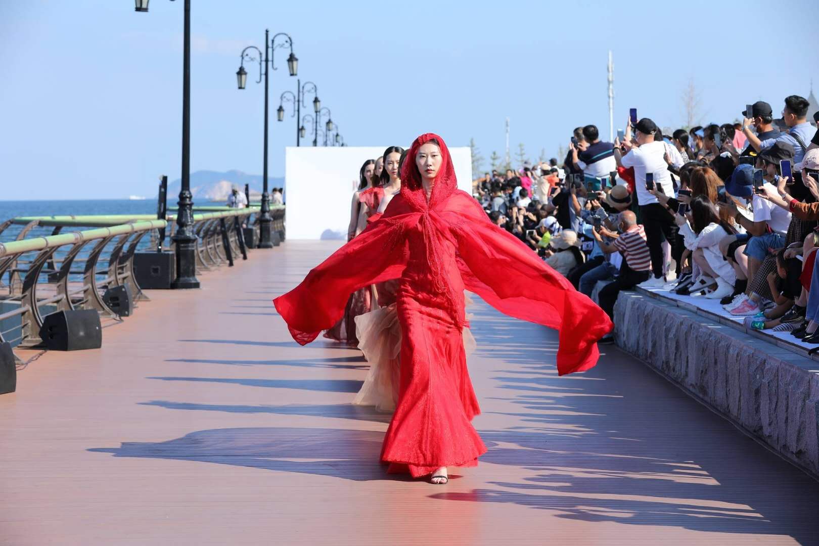 碧海,蓝天,白帆……一场t台秀邂逅大连最美风光