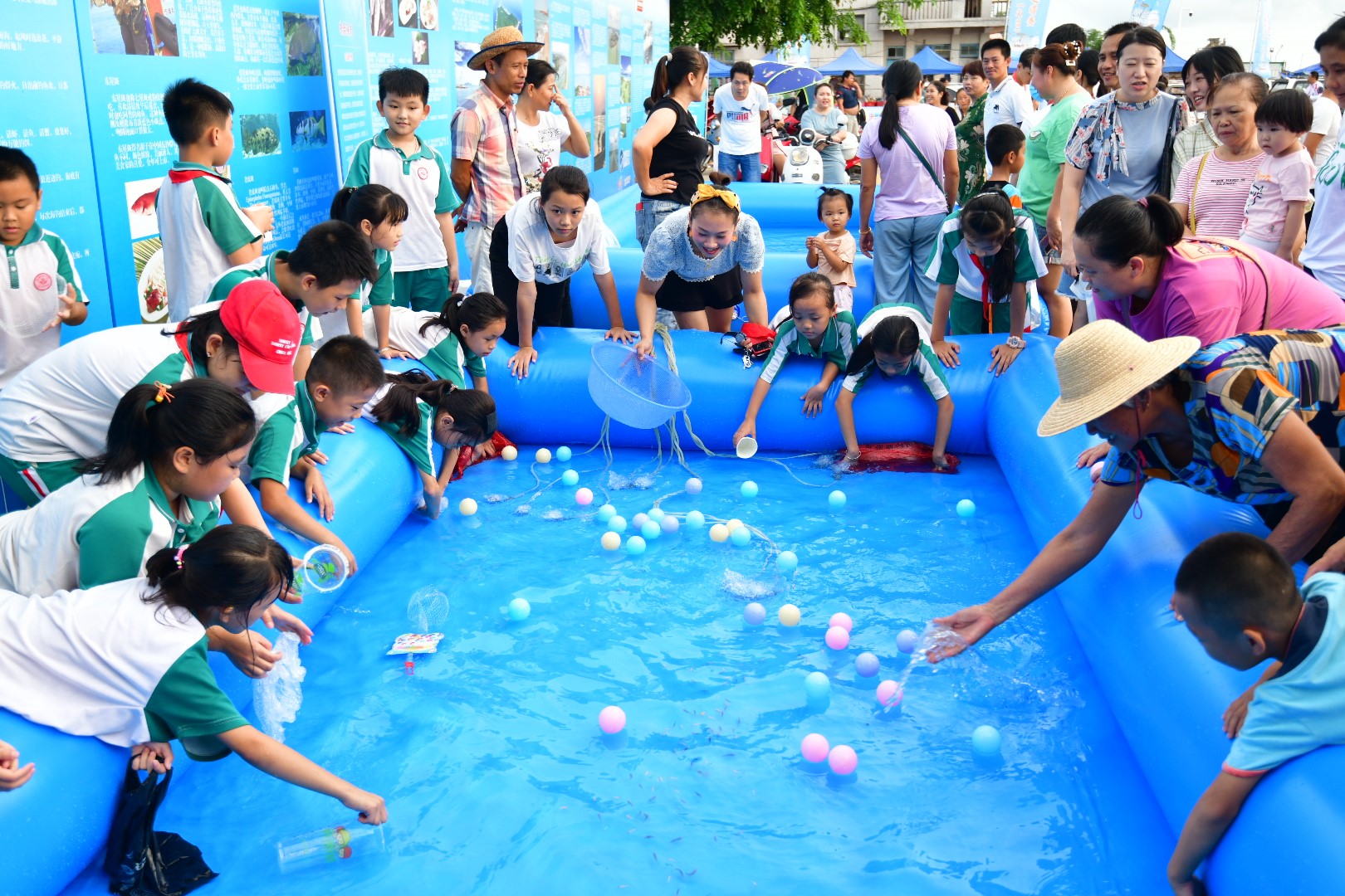 现场亲子捞鱼活动