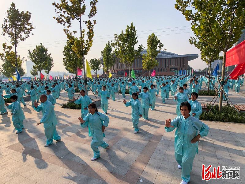 9月20日，邢台市第四届旅发大会进行观摩参观活动。图为体育公园广场上的太极拳表演 杜船摄