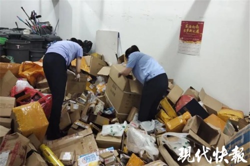 △民警在垃圾堆中寻找被扫走的红宝石。警方供图