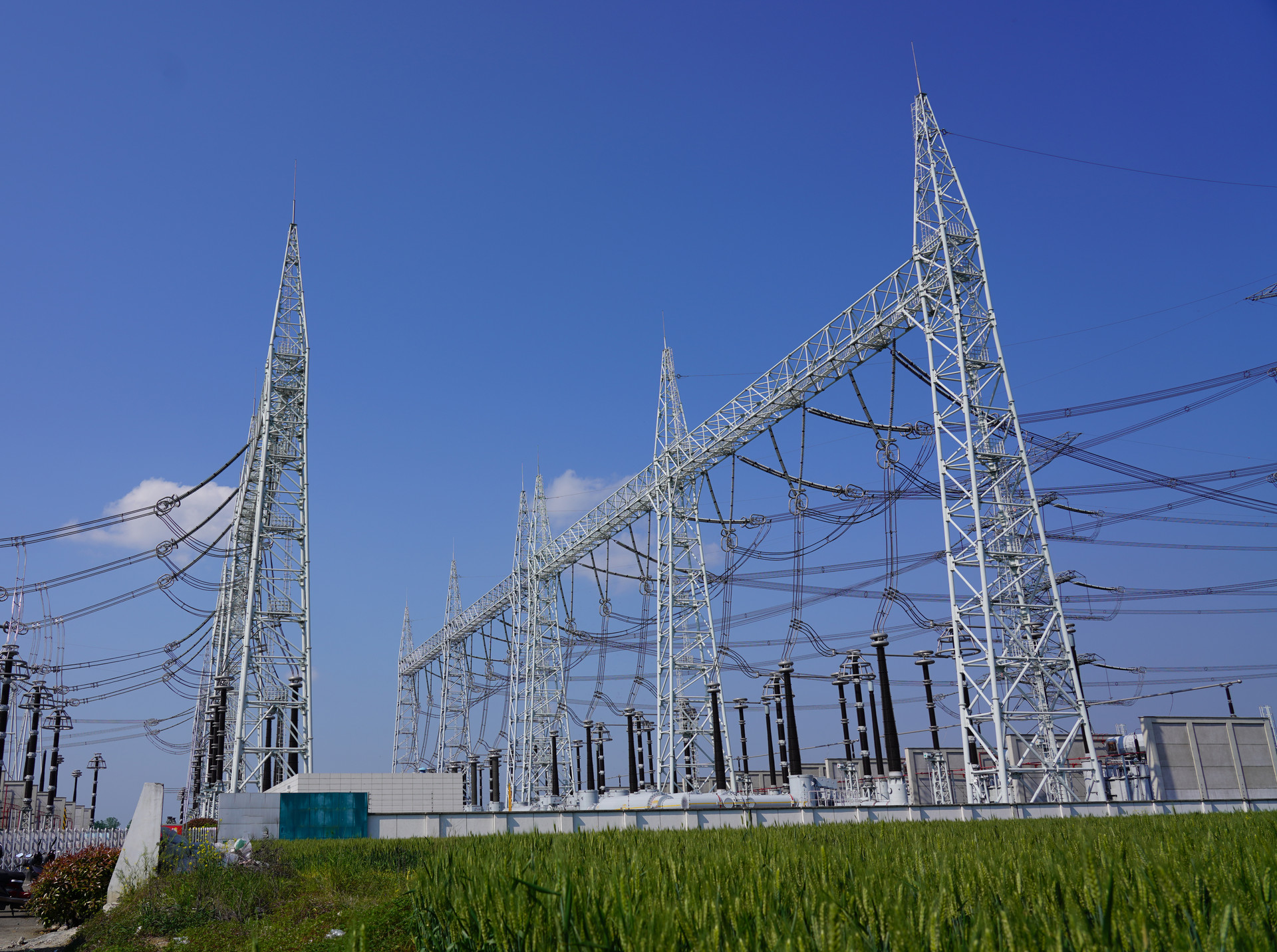 的局部结构性用电受限问题,大力完善了220千伏变电站版图的西部缺角