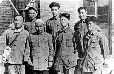 1951年,马可(前左一)、杨兰春(前右一)、田川(后排中)等到农村体验生活