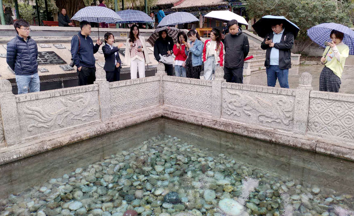 古酒泉遗迹,相传骠骑将军霍去病就是将汉武帝所赐御酒倒入此泉中,与将士共饮。