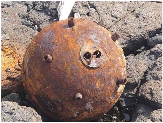 澎湖无人岛锄头屿发现的水雷。图源：台湾“中时新闻网”