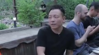 从来不唱别人写的歌，许巍又为何与高晓松合作了《生活不止眼前的苟且》？