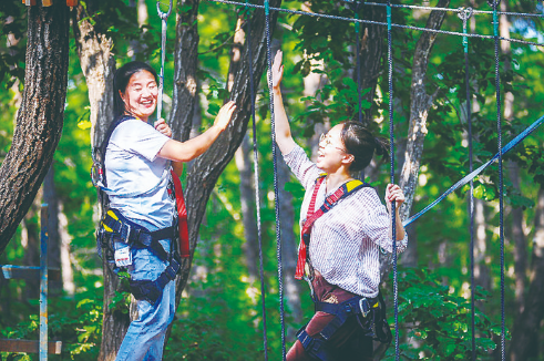 神鹿峰旅游度假区，游客在享受娱乐项目。