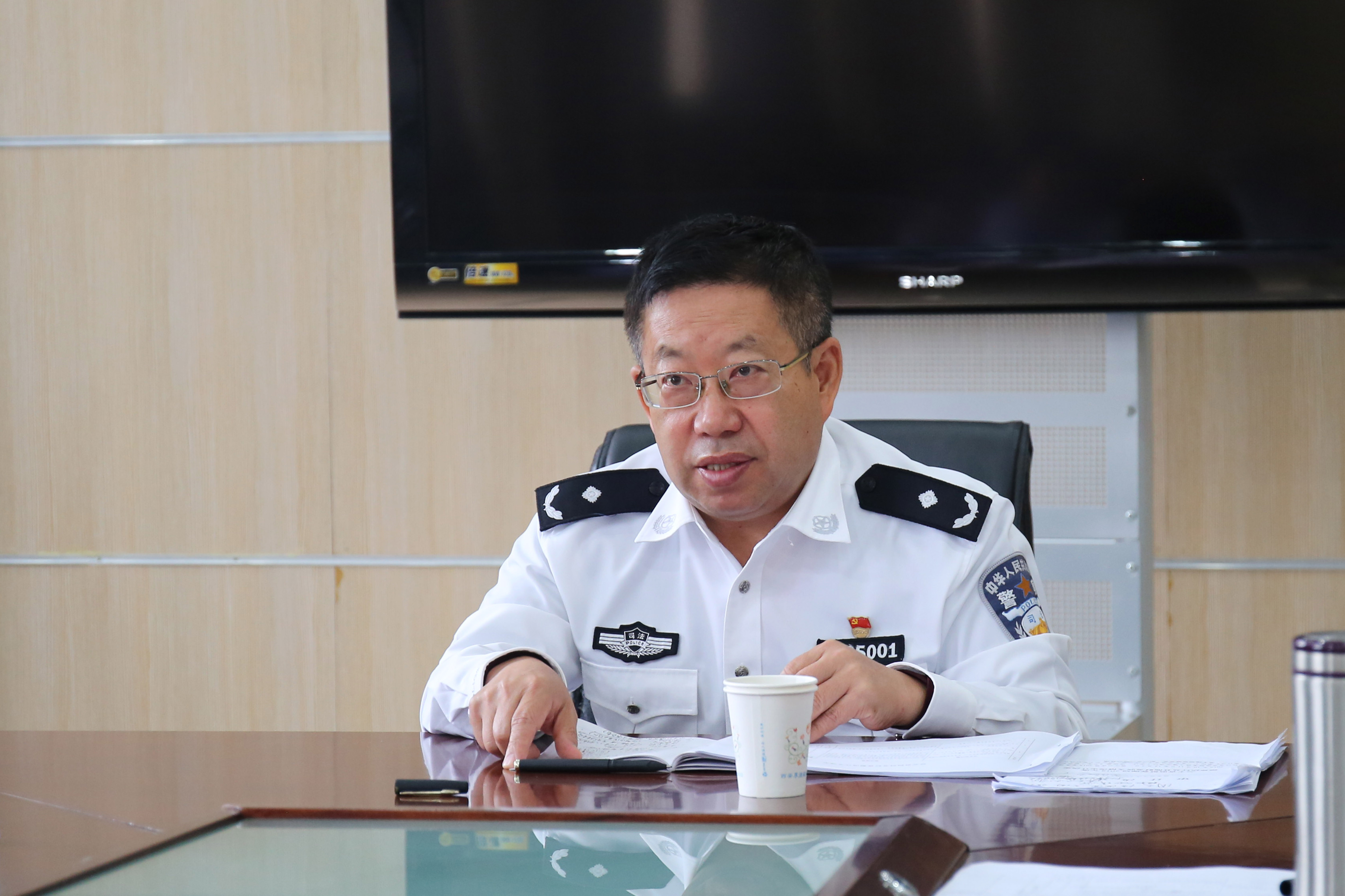 监狱长高玉开出席会议并讲话,监狱党委委员,副监狱长邓小林主持会议