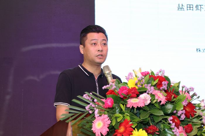 日本浜庄株式会社公司代表李锋作主题为“盐田虾在日本市场情况介绍”的报告。