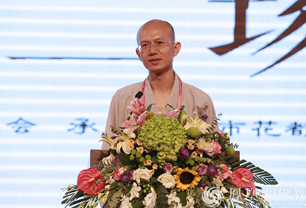 耀麟法师宣讲“如何依教修学”(图片来源:凤凰网佛教)