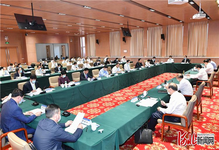 9月27日下午，省委书记、省人大常委会主任王东峰在保定市安国市出席河北省中医药传承创新发展大会企业家座谈会并讲话。这是座谈会现场。 河北日报记者赵威摄