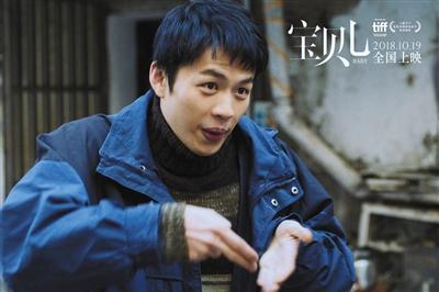 因为参演了多部文艺片，李鸿其被很多人认为更适合演这类调性的电影。（《宝贝儿》）