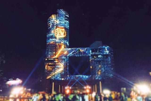 夜晚的湖南卫视大楼