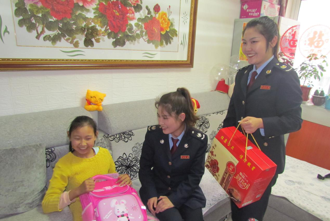 9月28日,榆中县税务局团支部联合一悟路社区开展了“拥抱蓝色海洋,情系特殊儿童”志愿送温暖活动。(杨华)