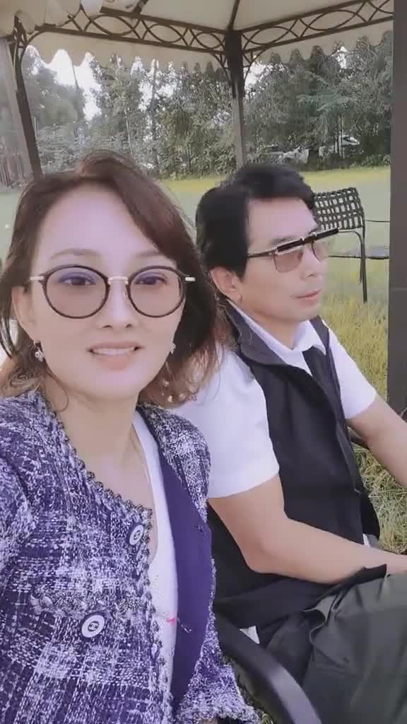 牛莉夫妇合体秀恩爱，富豪老公罕见正面出镜