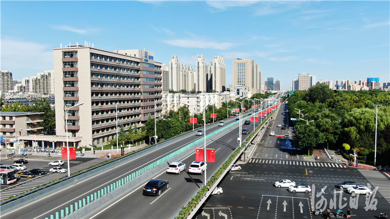 国庆节临近，石家庄市部分主干道悬挂起国旗，营造出喜庆、热烈的节日氛围。图为石家庄市槐安路两侧悬挂起鲜艳的国旗。河北日报记者张昊摄影报道