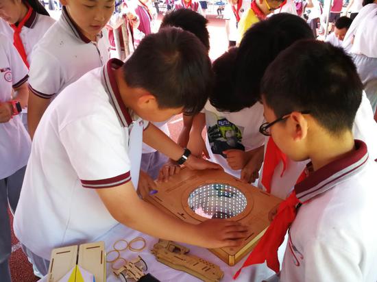 孩子们在研究文创产品 德清县宣传部提供
