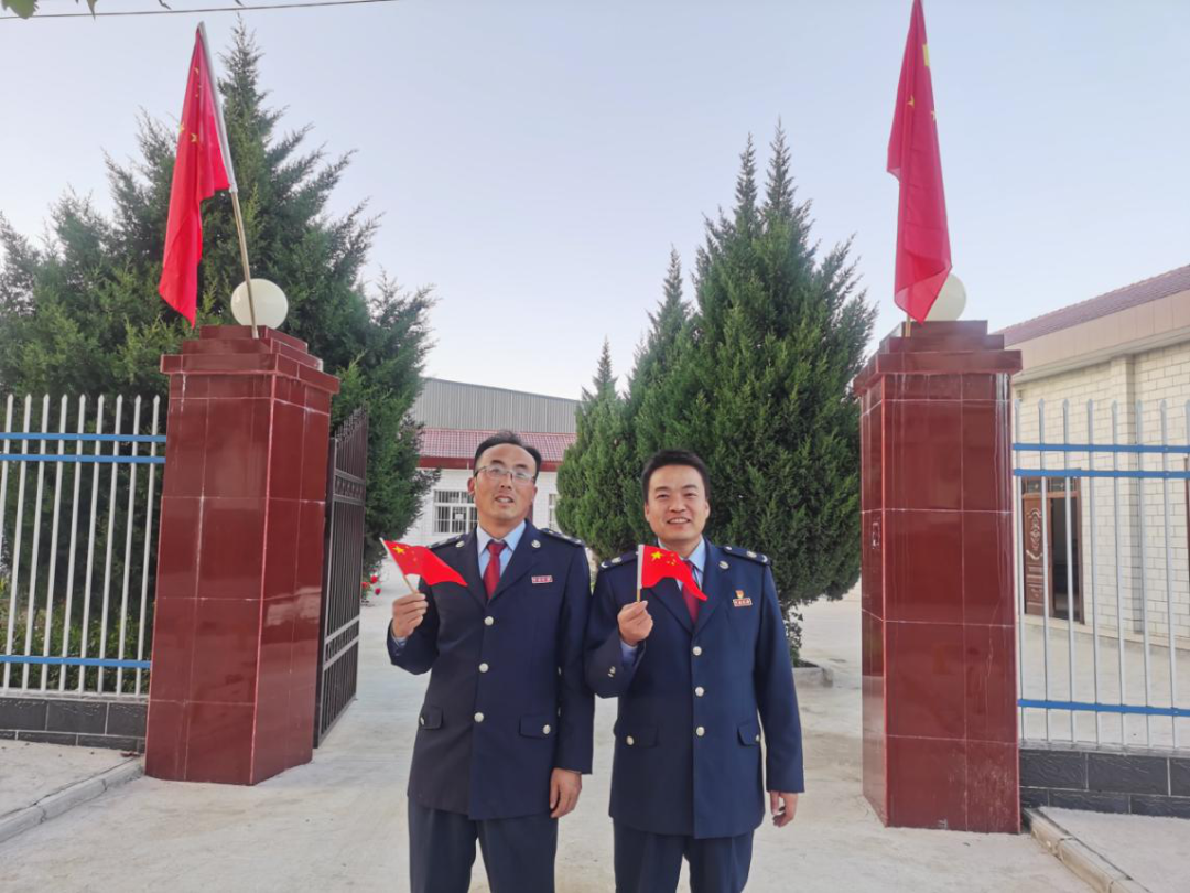 泾川县税务局高平分局在一个小乡镇,去年经过房屋改造,分局旧貌换新颜。国庆节到了,分局干部们开心地在局门口悬挂好国旗,表达他们“为国聚财、为民收税”的初心不改,并真诚祝愿祖国更加繁荣昌盛!(薛瑛)