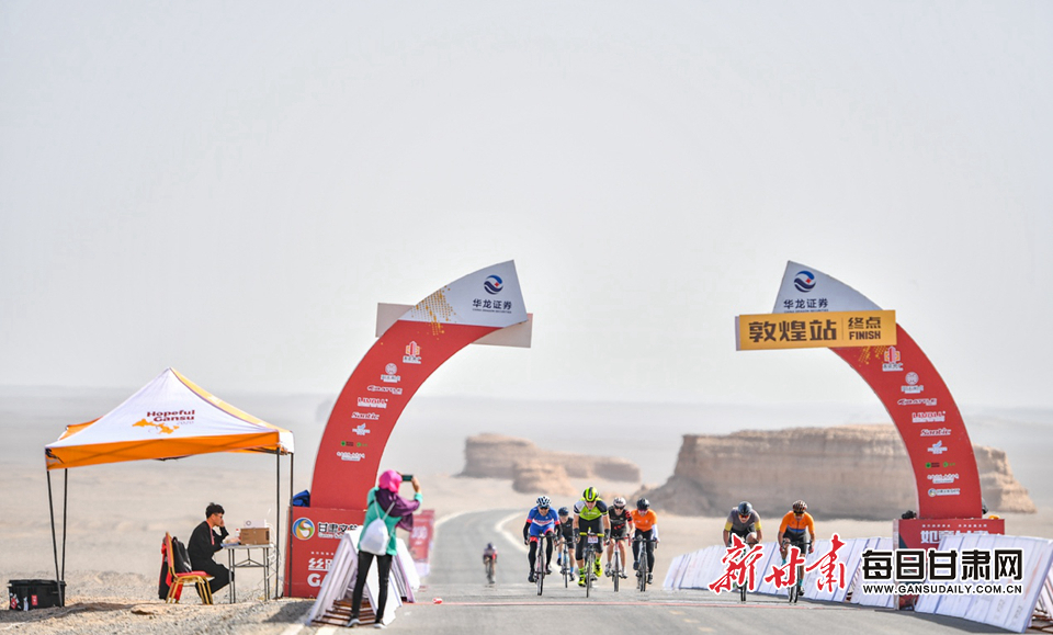 "魔鬼城"遇"魔鬼"赛道 敦煌上演速度与激情