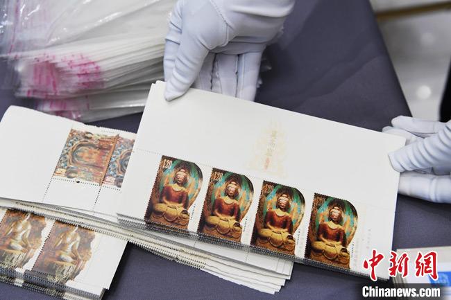 图为当日发行的《莫高窟》特种邮票。　杨艳敏 摄