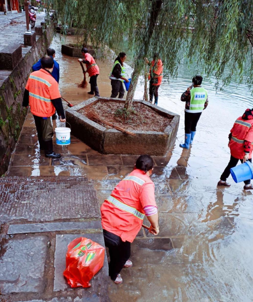 工作人员清洗沱江游步道。